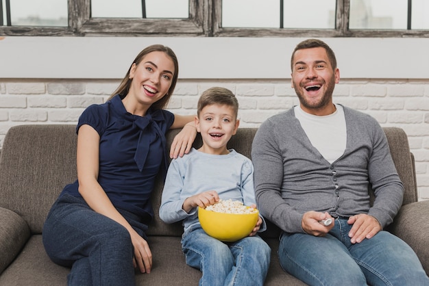 Vista frontale famiglia felice coperta