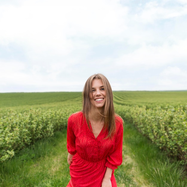 Vista frontale femminile in abito rosso