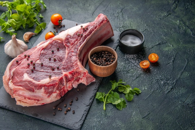 Vista frontale fetta di carne fresca carne cruda con pepe e verdure su farina di pollo scura colore cibo macellaio animale foto barbecue