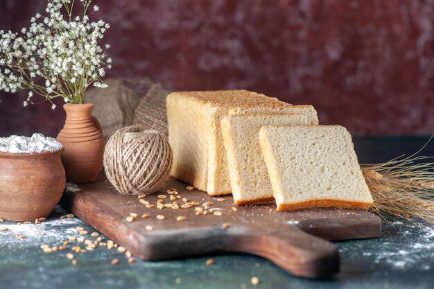 Vista frontale fette di pane bianco su sfondo scuro panino pane panetteria tè mattina pasticceria cibo colazione pagnotta