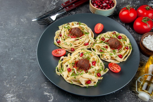 Vista frontale fette di pasta cotte con polpette su sfondo grigio pasta carne piatto colore ristorante cena cucina