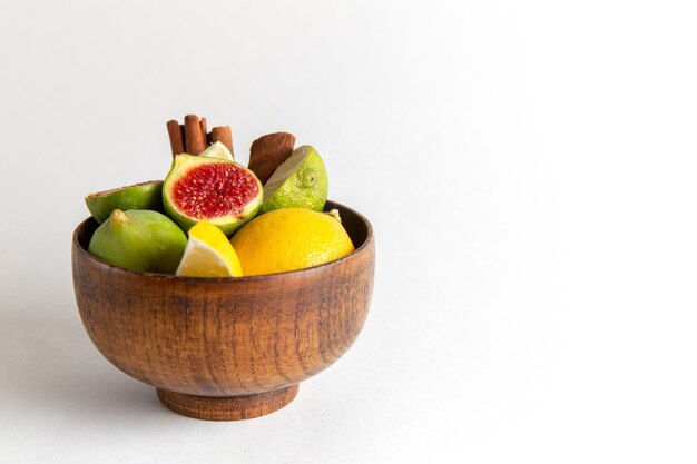 Vista frontale fichi freschi all'interno del vaso marrone su superficie bianca frutta mellow seet albero pianta fresca d'estate