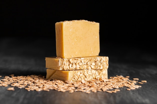 Vista frontale fiocchi d'avena e sapone fatto di avena