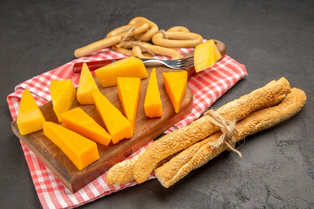 Vista frontale formaggio fresco a fette su pasto di colore grigio scuro foto colazione cips cibo