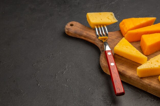 Vista frontale formaggio fresco a fette su pasto grigio scuro foto colazione cips colore cibo