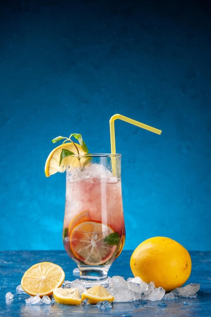 Vista frontale fresca fresca limonata con ghiaccio su sfondo blu succo di bevanda acqua frutta cocktail freddo