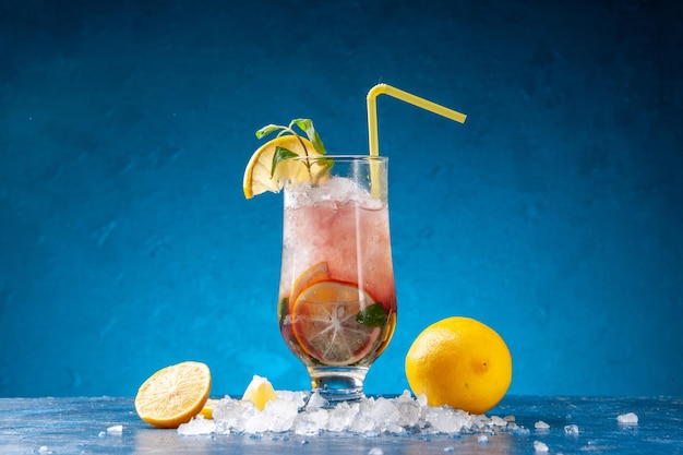 Vista frontale fresca fresca limonata con ghiaccio su sfondo blu succo di bevanda colore acqua frutta cocktail freddo