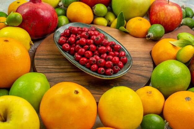 Vista frontale frutti freschi diversi frutti maturi e morbidi su sfondo bianco foto dieta gustosa bacca colore salute