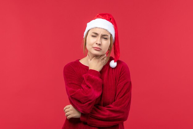 Vista frontale giovane donna che ha mal di gola, natale rosso festivo