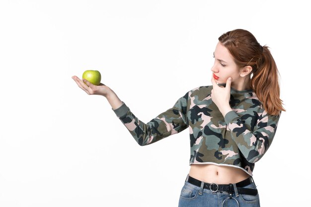 Vista frontale giovane donna che tiene mela verde sfondo bianco dieta orizzontale benessere assistenza sanitaria piatto umano frutta pelle