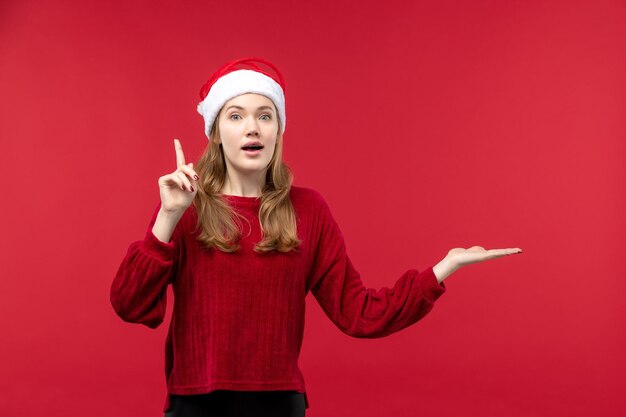 Vista frontale giovane donna con berretto rosso di natale, vacanza donna rossa