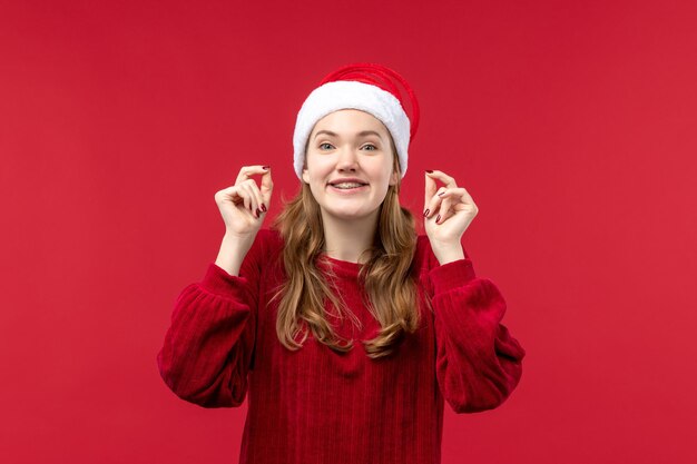 Vista frontale giovane donna con espressione eccitata, vacanze di natale rosse