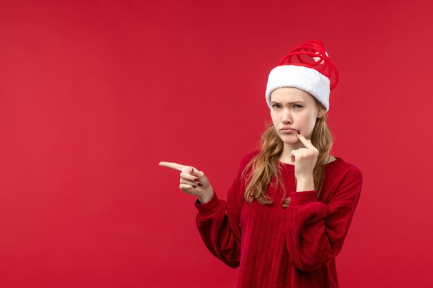 Vista frontale giovane donna con espressione triste, vacanze di natale rosse