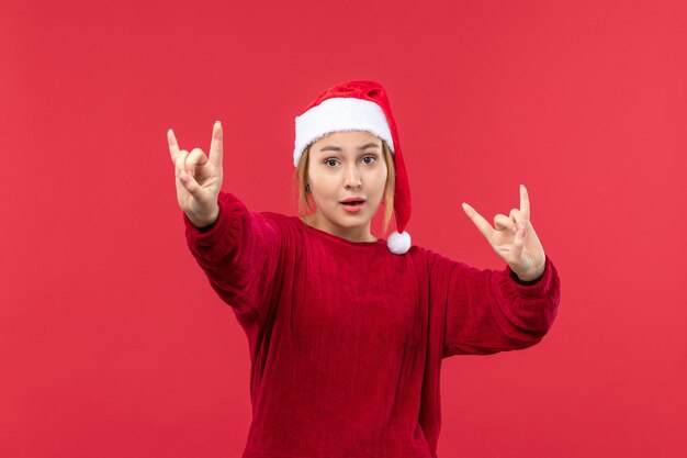 Vista frontale giovane donna con posa a bilanciere, vacanza natalizia rossa