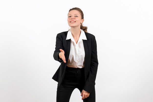 Vista frontale giovane donna in abito classico rigoroso saluto qualcuno su sfondo bianco donna d'affari lavoro vestito di lavoro femminile