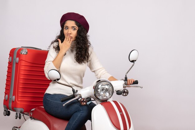 Vista frontale giovane donna in bicicletta con la sua borsa sullo sfondo bianco colore corsa su strada velocità vacanza veicolo motocicletta