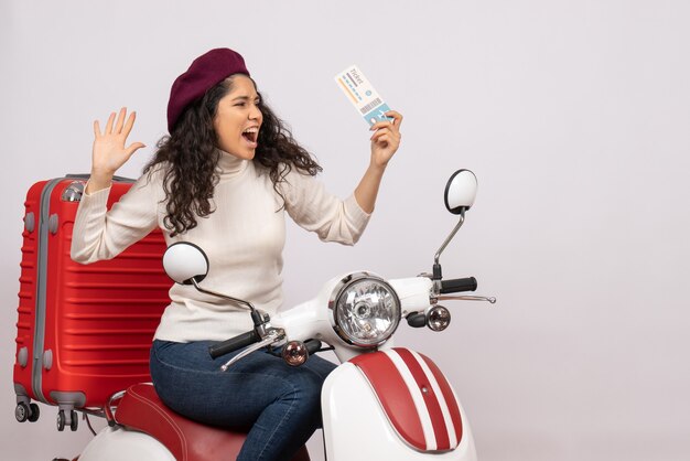 Vista frontale giovane donna in bicicletta tenendo il biglietto su uno sfondo bianco velocità città veicolo moto vacanza volo colore strada