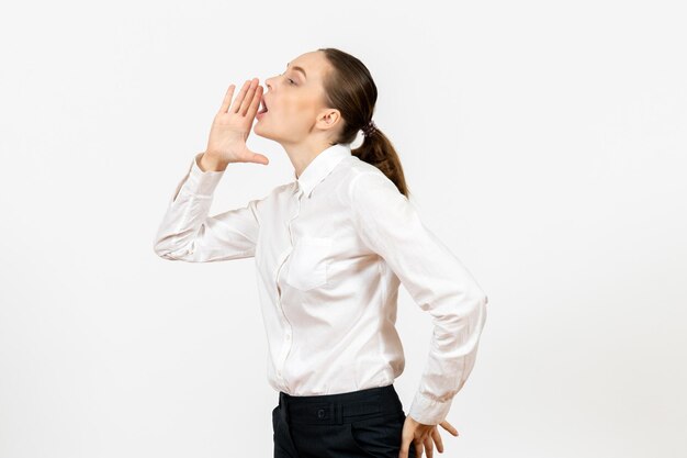 Vista frontale giovane donna in camicetta bianca che chiama qualcuno sullo sfondo bianco sentimento modello ufficio emozione lavoro femminile