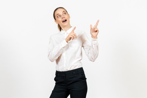 Vista frontale giovane donna in elegante camicetta bianca con la faccia sognante su sfondo bianco donna lavoro d'ufficio signora lavoratrice