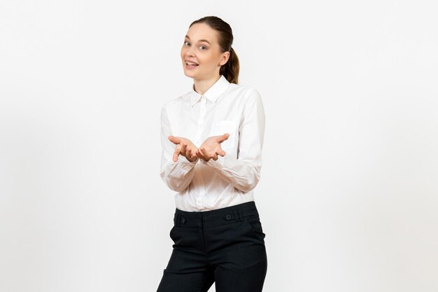 Vista frontale giovane donna in elegante camicetta bianca con volto sorridente su sfondo bianco donna lavoro d'ufficio signora lavoratrice