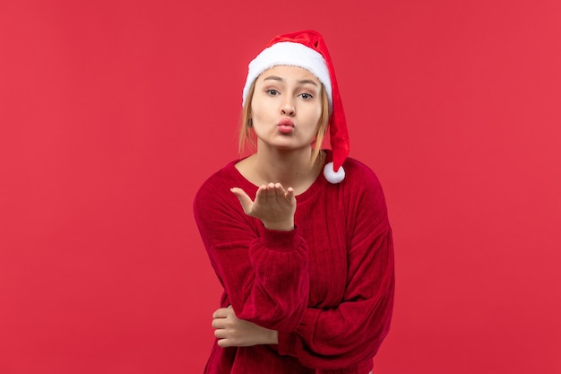 Vista frontale giovane femmina che invia baci, natale rosso natalizio