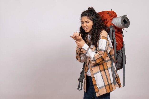 Vista frontale giovane femmina che va in escursionismo su pavimento bianco campus foresta natura montagna altezza turistica aria