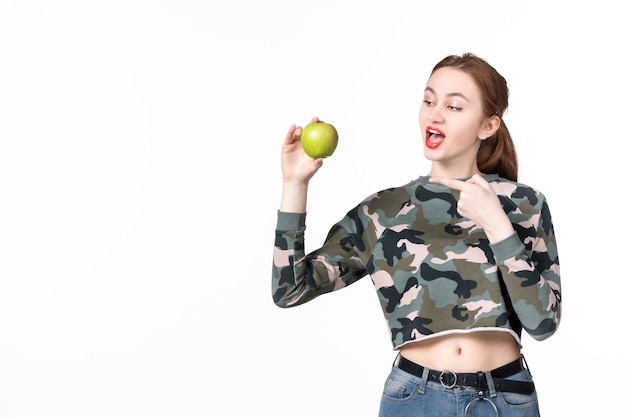 Vista frontale giovane femmina con mela verde su sfondo bianco dieta benessere orizzontale succo di pelle di frutta umana