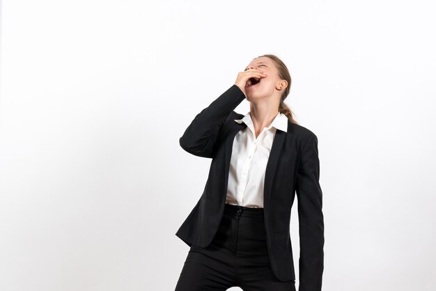 Vista frontale giovane femmina in rigoroso abito classico ridendo su sfondo bianco donna d'affari vestito lavoro lavoro femminile