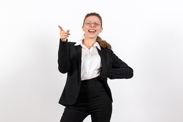 Vista frontale giovane femmina in rigoroso abito classico su sfondo bianco chiaro costume da lavoro femminile di lavoro di lavoro della donna