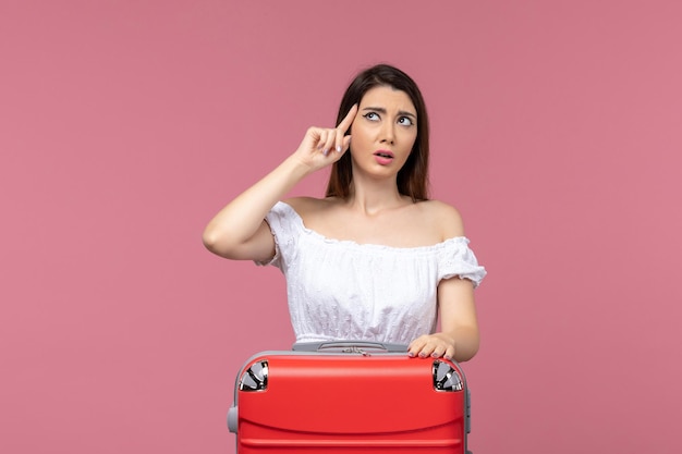 Vista frontale giovane femmina preparando per le vacanze con la sua grande borsa su sfondo rosa all'estero viaggio viaggio viaggio viaggio viaggio