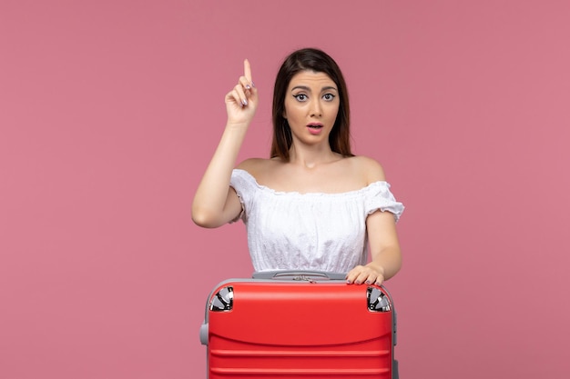 Vista frontale giovane femmina preparando per le vacanze con la sua grande borsa su sfondo rosa all'estero viaggio viaggio viaggio viaggio viaggio