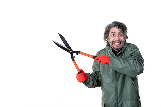 Vista frontale giovane maschio azienda cesoie da giardino su sfondo bianco pianta giardiniere fiore uomo lavoro emozione albero erba suolo lavoro