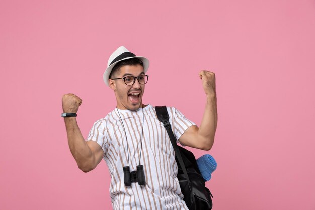 Vista frontale giovane maschio con borsa e cappello su sfondo rosa