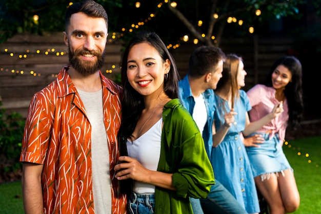 Vista frontale giovane uomo e donna insieme