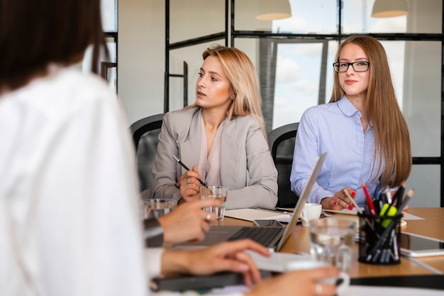 Vista frontale giovani donne al lavoro