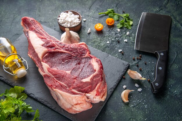 Vista frontale grande fetta di carne carne cruda con verdure su foto scura farina di pollo animale barbecue cibo macellaio