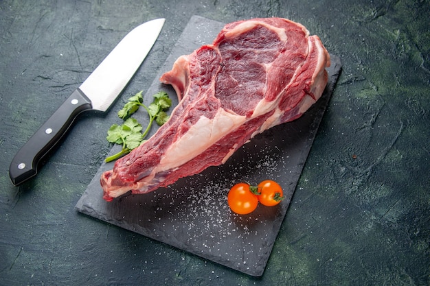 Vista frontale grande fetta di carne carne cruda su foto scura pollo barbecue cibo macellaio pasto animale
