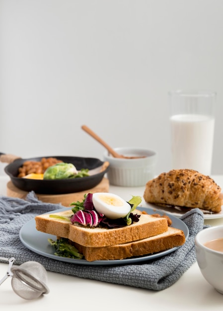 Vista frontale gustosa colazione con toast sul tavolo