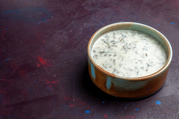 Vista frontale gustosa dovga da yogurt con verdure all'interno sul tavolo scuro, cena verde zuppa di cibo pasto