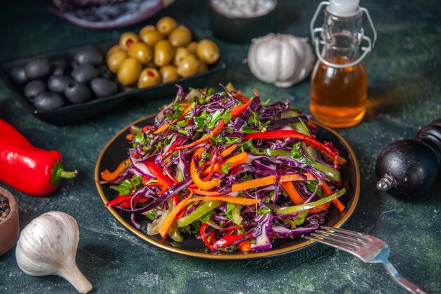 Vista frontale gustosa insalata di cavolo con olive su sfondo scuro spuntino pasto vacanza dieta salute pane pranzo vegetale