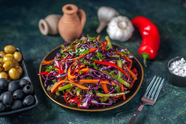 Vista frontale gustosa insalata di cavolo con olive su sfondo scuro spuntino pasto vacanza salute pane cibo pranzo dieta vegetale