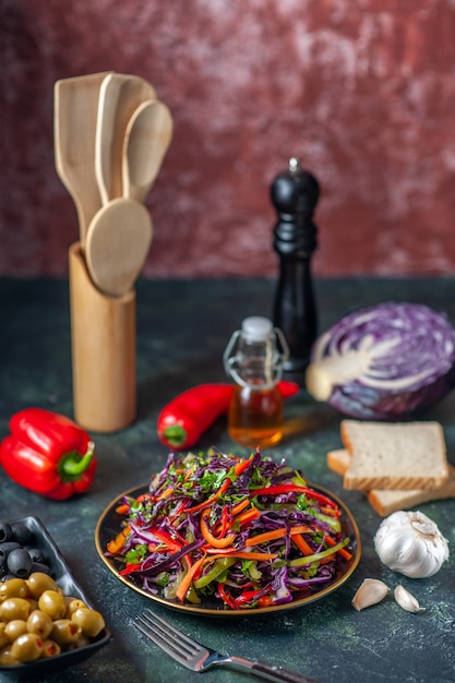 Vista frontale gustosa insalata di cavolo con olive su sfondo scuro vacanza dieta salute pasto pranzo spuntino pane cibo