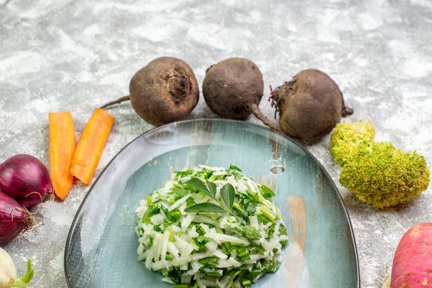 Vista frontale gustosa insalata di cavolo con verdure fresche