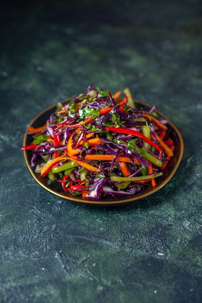 Vista frontale gustosa insalata di cavolo sullo sfondo scuro cibo vacanza dieta salute pasto pranzo spuntino pane