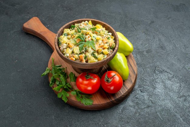 Vista frontale gustosa insalata di maionese con verdure fresche e verdure su insalata di superficie grigia piatto salutare salad