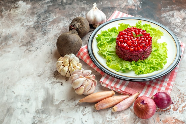 Vista frontale gustosa insalata di melograno su insalata verde con verdure fresche su cibo fotografico leggero