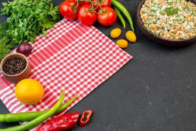 Vista frontale gustosa insalata di verdure con verdure e pomodori rossi su sfondo scuro pasto maturo vacanza carne salute insalata colore