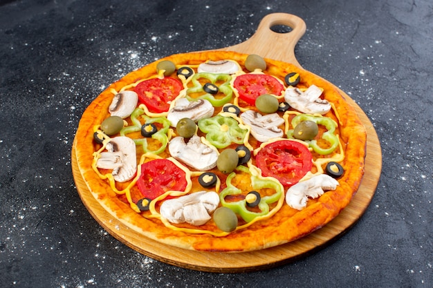 Vista frontale gustosa pizza ai funghi con pomodori rossi peperoni, olive e funghi