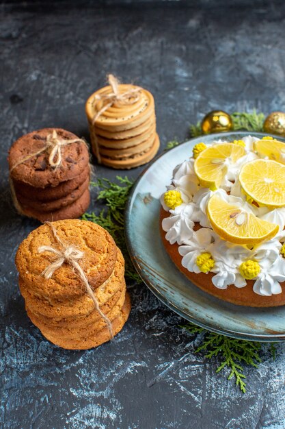 Vista frontale gustosa torta cremosa con biscotti e coni