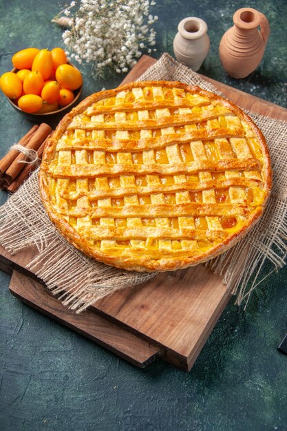 vista frontale gustosa torta kumquat su sfondo blu scuro